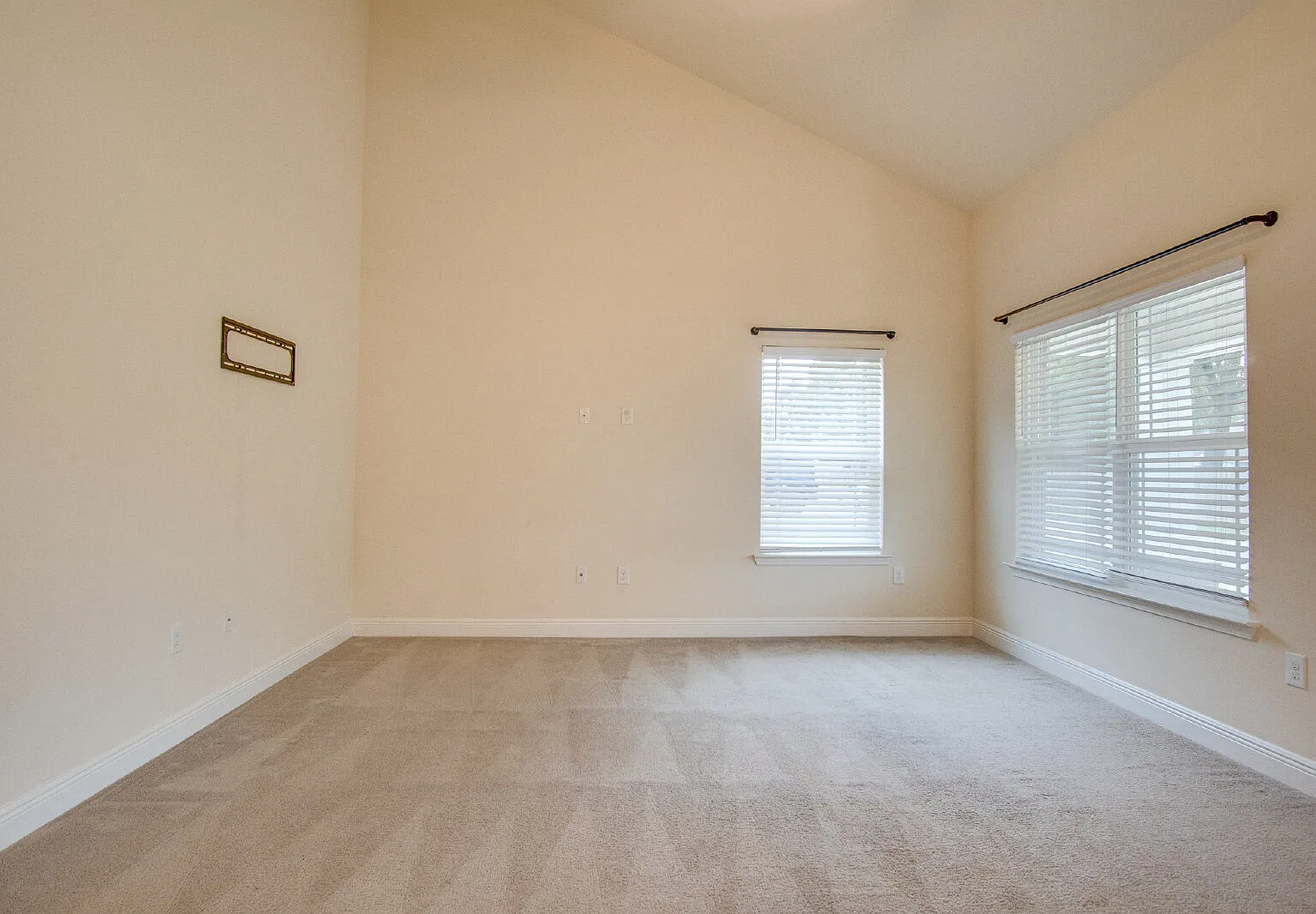 3 bed, 2.0 bath, 1645 sqft, $2,050 — Photo 3