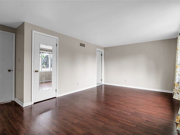 5th image of 504 Charlesgate Cir