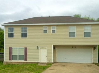 250 Elizabeth Dr, Huntsville, AR 72740