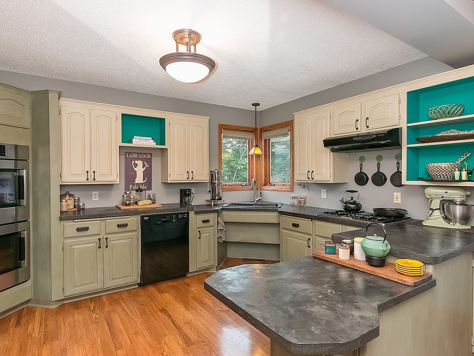 2nd image of 4 Indian Hills Dr