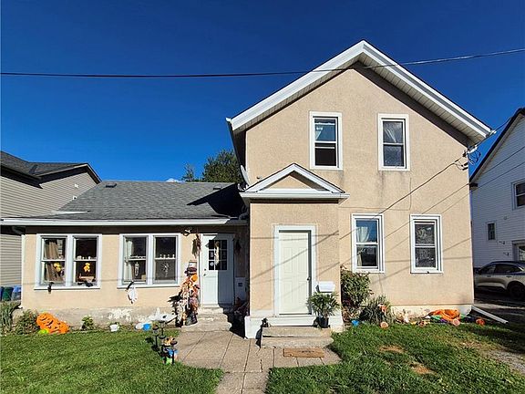2nd image of 20 Carleton St N