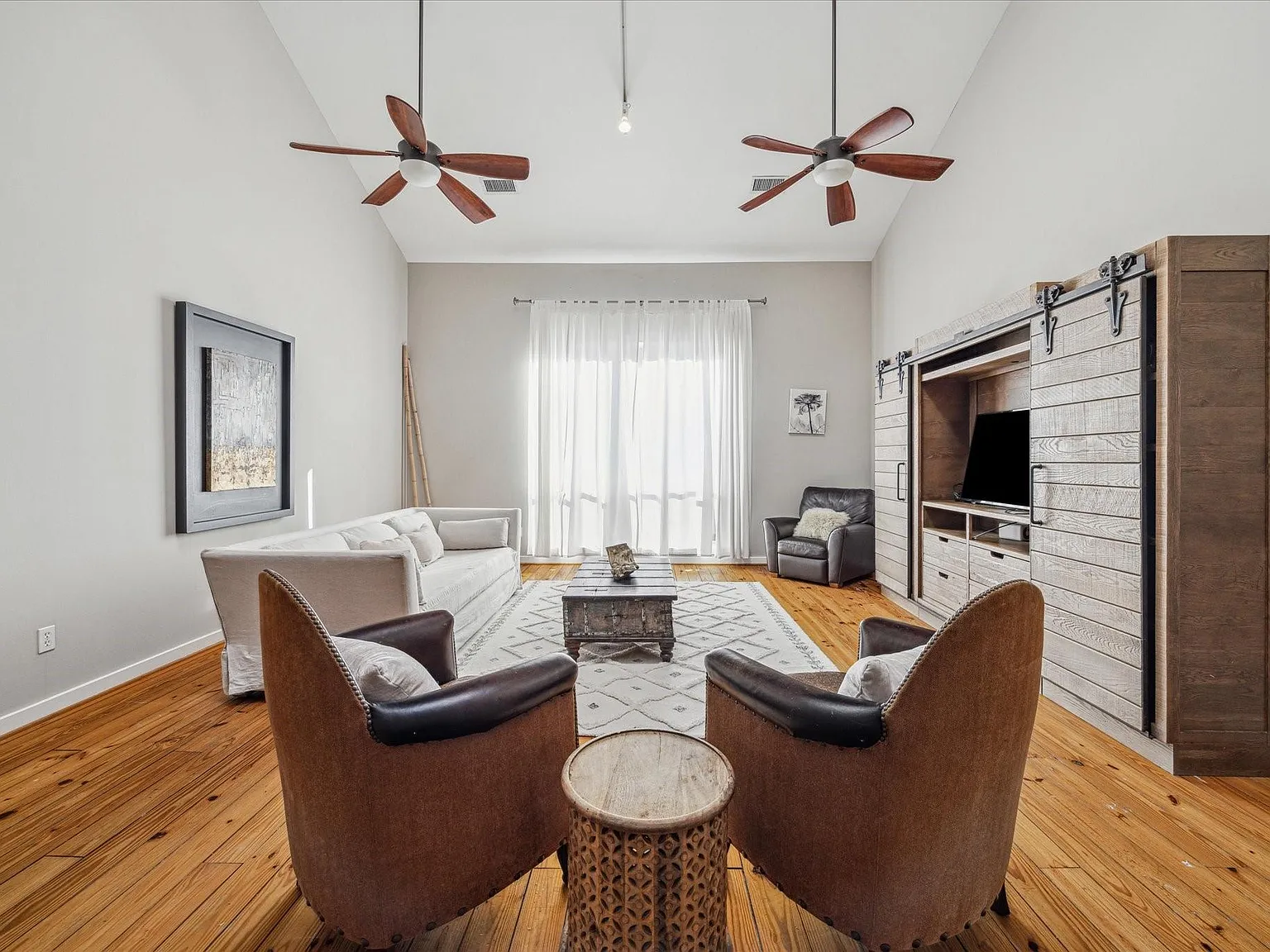 3 bed, 2.0 bath, 2041 sqft, $2,600 — Photo 3