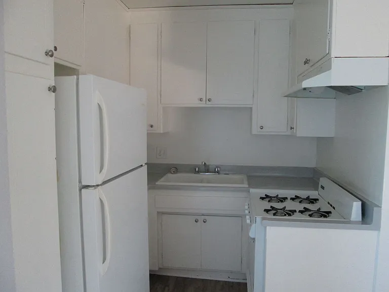 Lido Apartments - 1825 Butler Ave/1822 Colby Ave — Photo 9