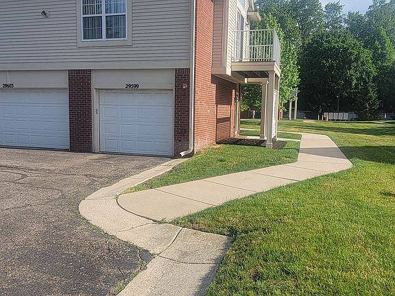 3rd image of 29599 Nottingham Cir #30