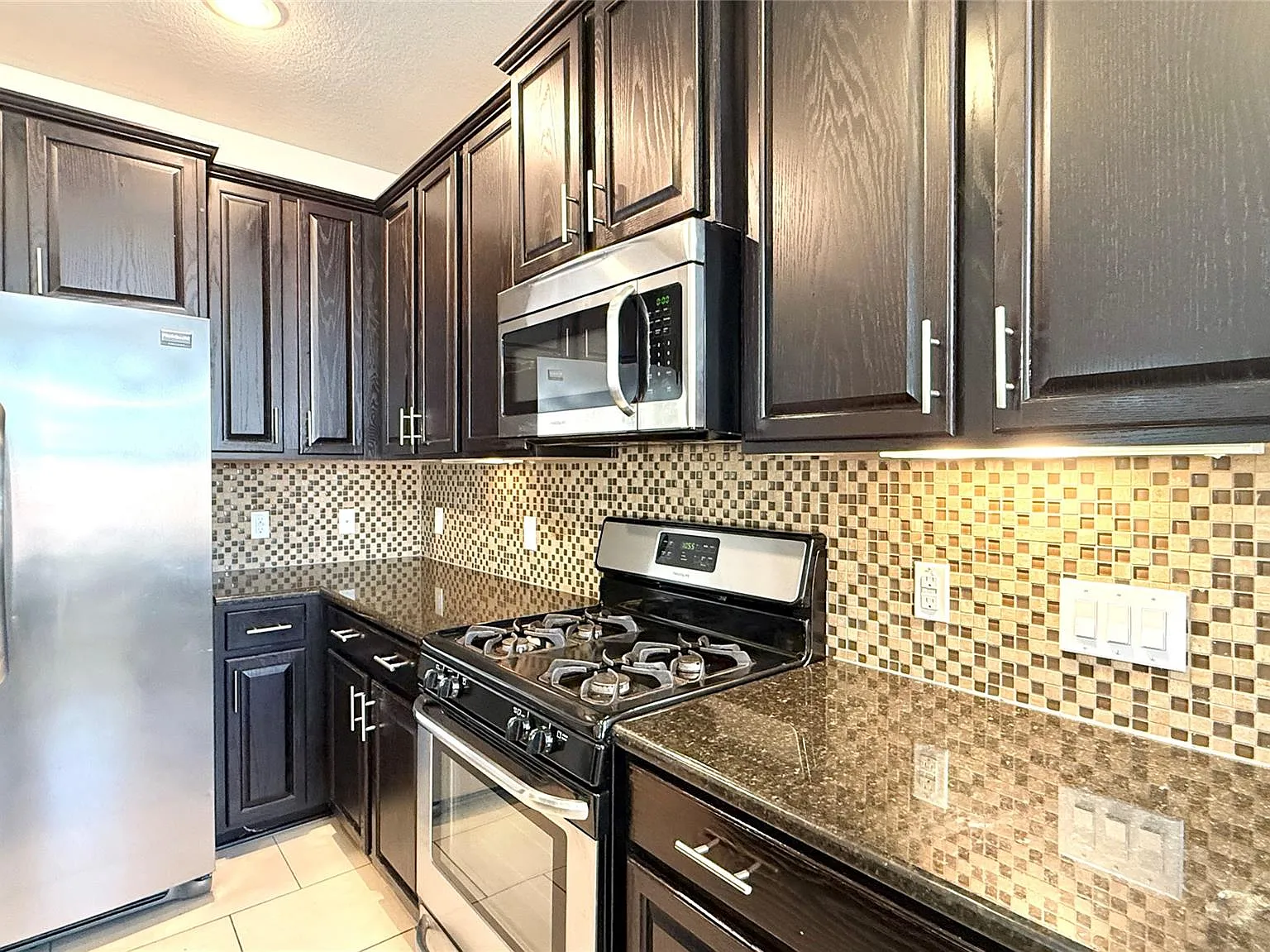 3 bed, 2.5 bath, 1600 sqft, $1,895 — Photo 3