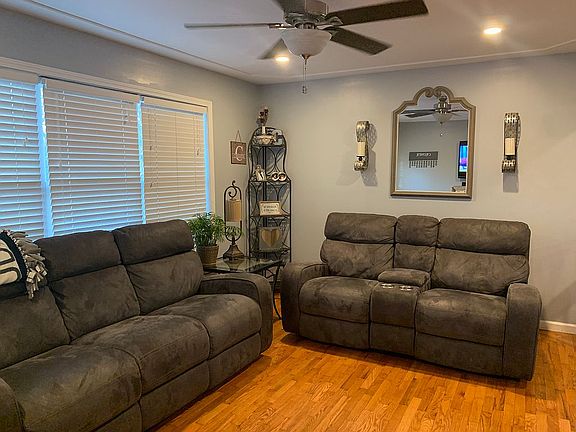 3rd image of 3225 Jennifer Ln