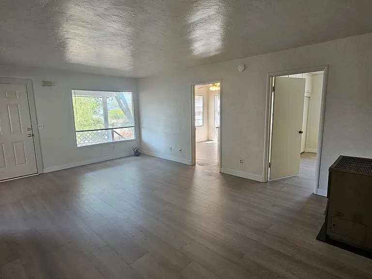 831 Niantic St — Photo 11