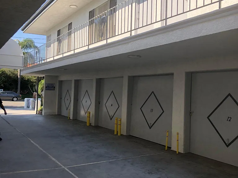 Redondo Palms — Photo 18
