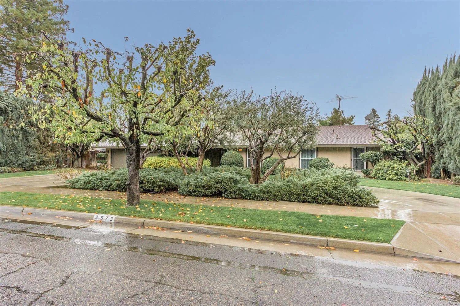 2573 W Barstow Ave photo 1