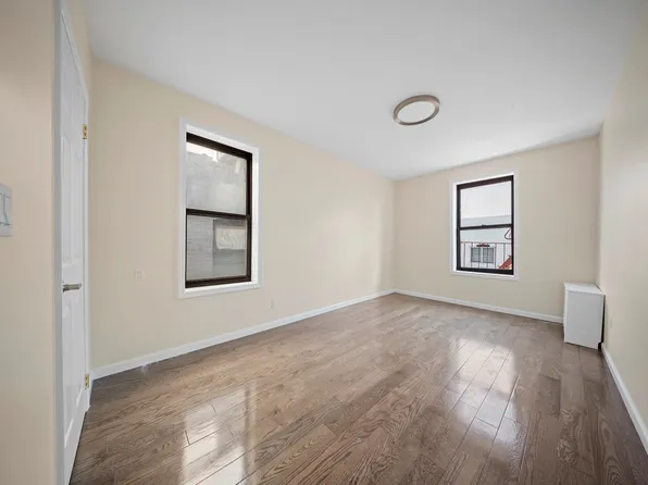 1372 Shakespeare Avenue image 6 of 12