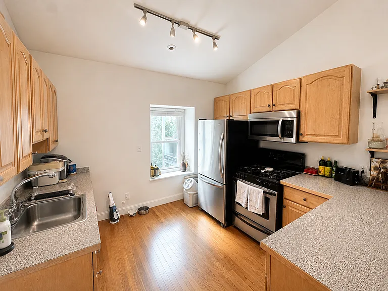 645 E 7th St #3 — Photo 8
