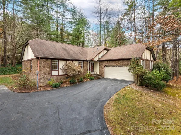 3002 N Essex Ct, Hendersonville, NC 28791