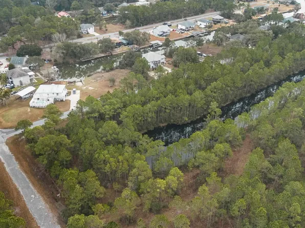 335 E San Antonio Dr, Milton, FL 32583