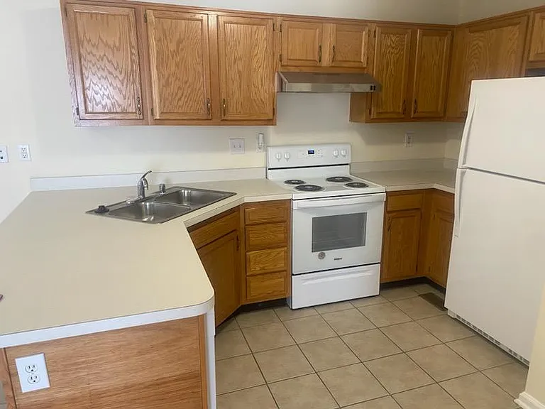 515 Dabney Dr — Photo 3