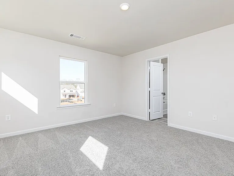 658 Mackenzie Cv — Photo 10