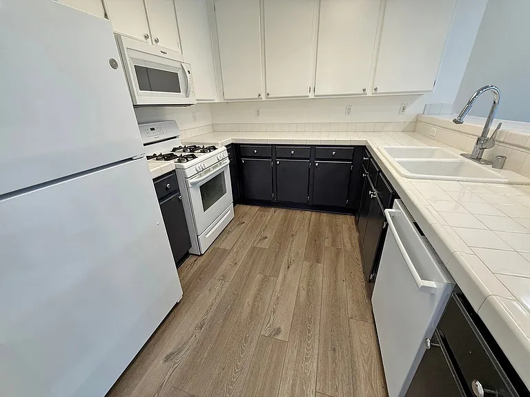 4328 Mammoth Ave #201 — Photo 13
