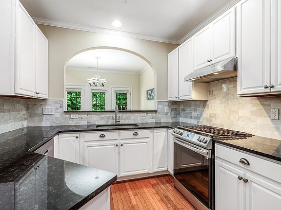3rd image of 825 Saratoga Dr