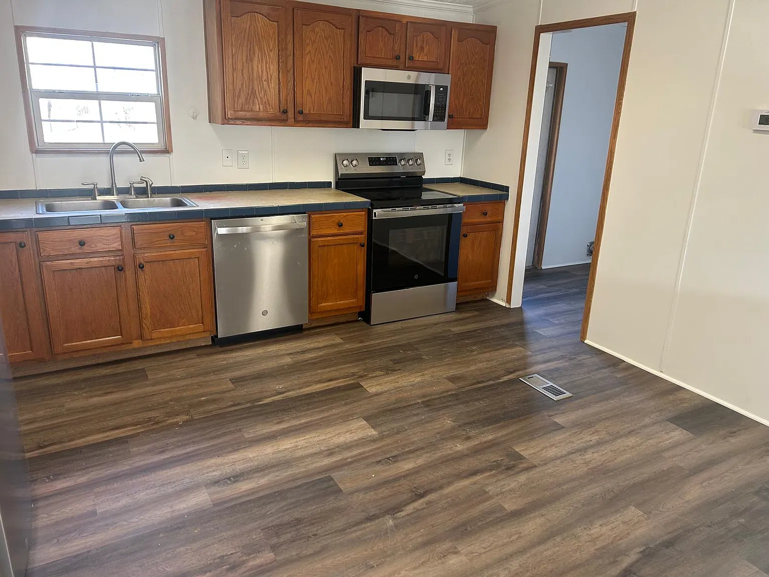 3 bed, 1408 sqft, $1,699 — Photo 2