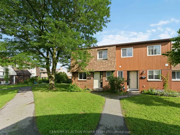 39 Woodvale Grn #A, Ottawa, ON K2G 4H3
