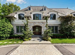22 Terrace Ct, Old Westbury, NY 11568