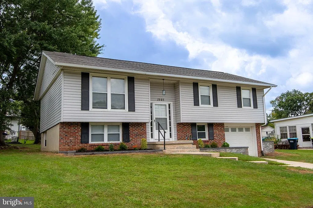 4 bed, 2.0 bath, 1977 sqft, $2,850 — Photo 2