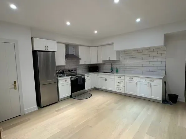 21 Irvington Cres, Toronto, ON M2N 2Z2