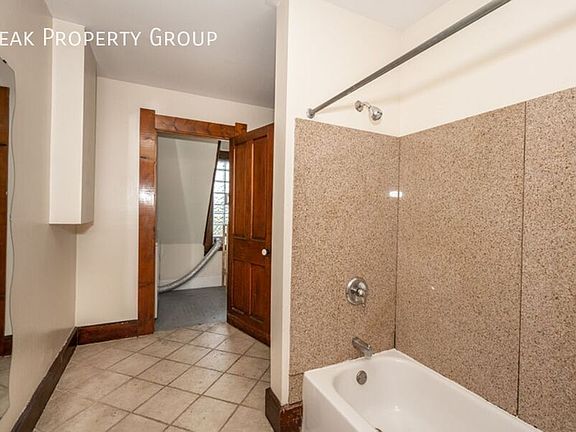 4th image of 2365 Auburn Ave APT 1