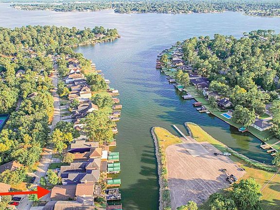 Image 2: Conveniently located on a protected cove close to wide open water. One of two community boat launches is across the cove giving you quick access to get your boat in and out of the water.