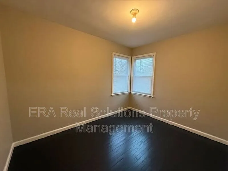3 bed, 1.0 bath, 968 sqft, $1,350 — Photo 4