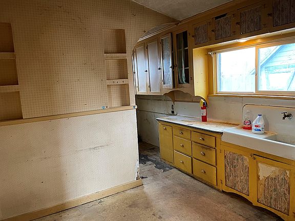 5th image of 130 N 200th St W