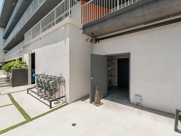 563 N Hoover St #4 — Photo 20