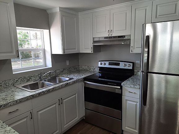 3rd image of 748 SE Monroe St