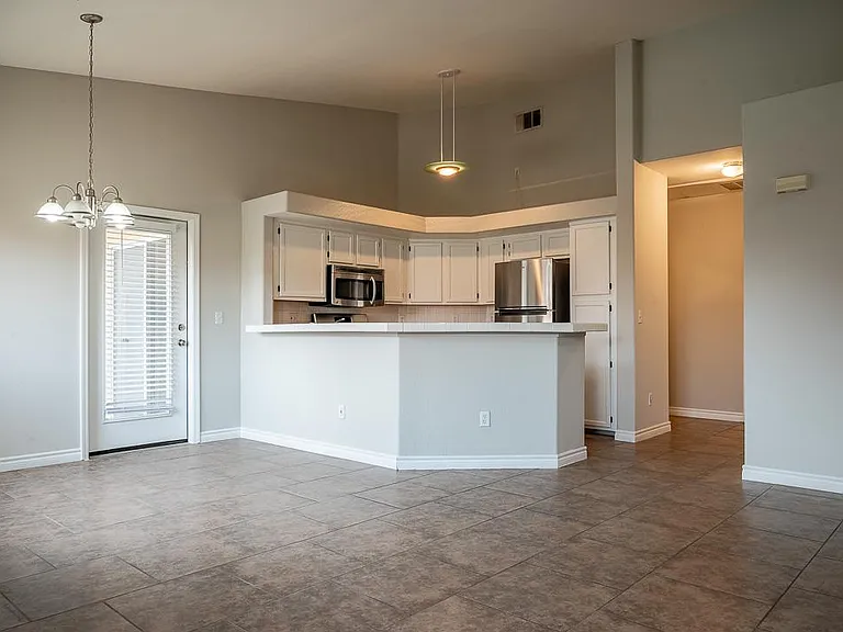 900 Heavenly Hills Ct #220 — Photo 2