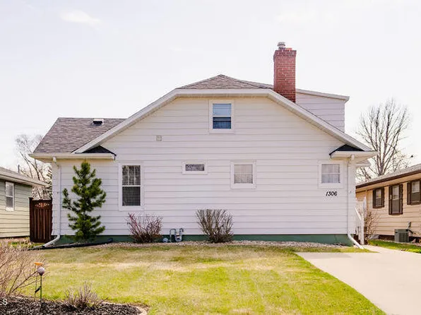 1306 5th Ave NE, Jamestown, ND 58401