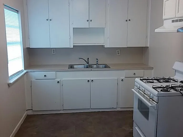 9500 Brown Ln #GARAGE APART — Photo 2