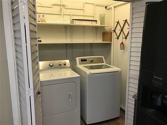 5th image of 239 S Commercial St #B