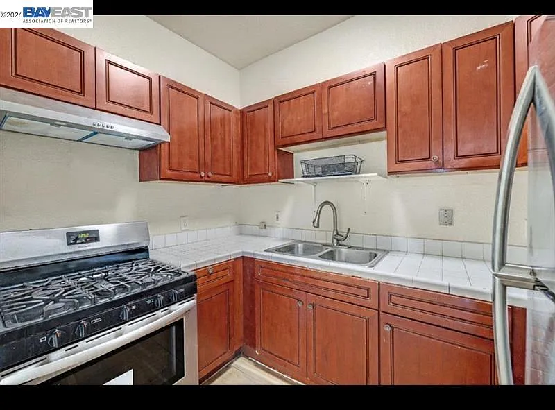 5 bed, 2364 sqft, $3,100 — Photo 2