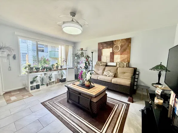 485 Waianuenue Ave APT 142, Hilo, HI 96720