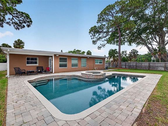 4th image of 4627 VENETIAN BOULEVARD NE