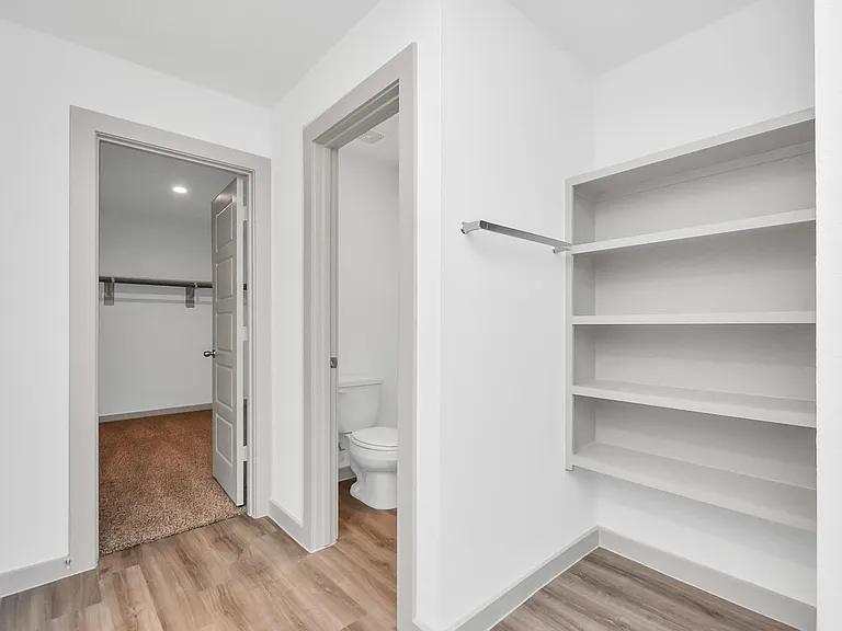 1114 Hughes Crossing Dr — Photo 22
