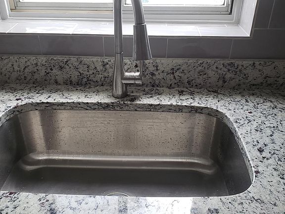 5th image of 5649 N Richmond St #2