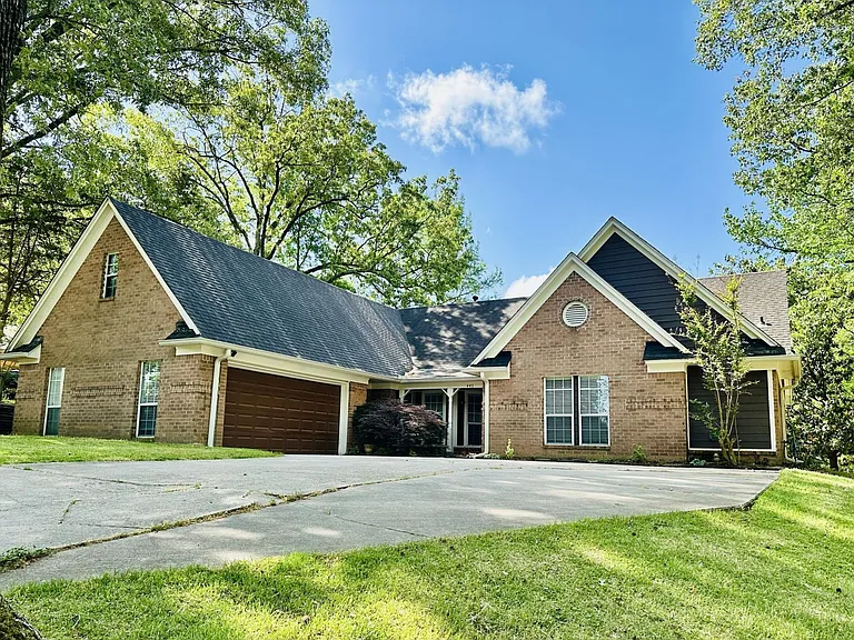 445 Augusta Dr — Photo 1