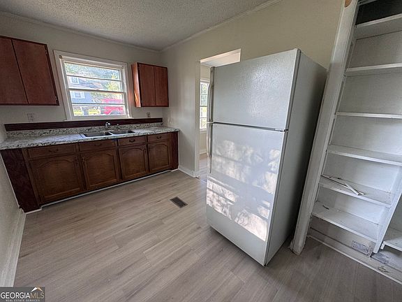 5th image of 803 Woodland St