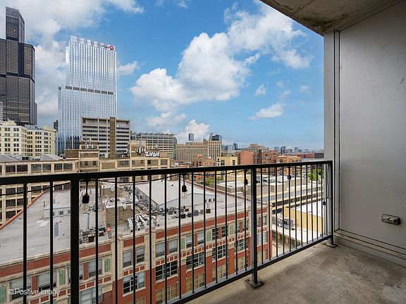 2nd image of 700 W Van Buren St APT 1401