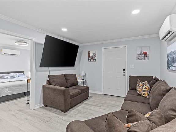4th image of 105 E Spring St