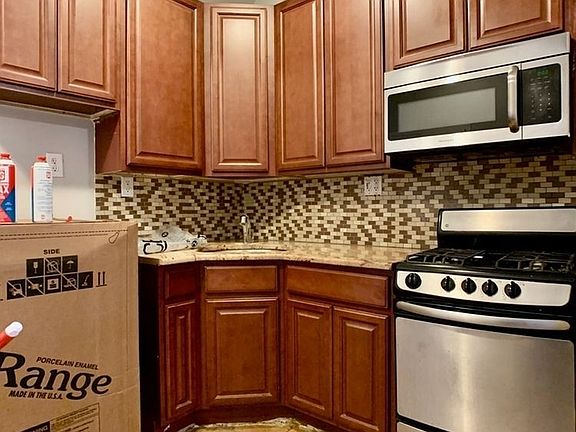 3rd image of 102 Martin Luther King Jr Pl APT 4B