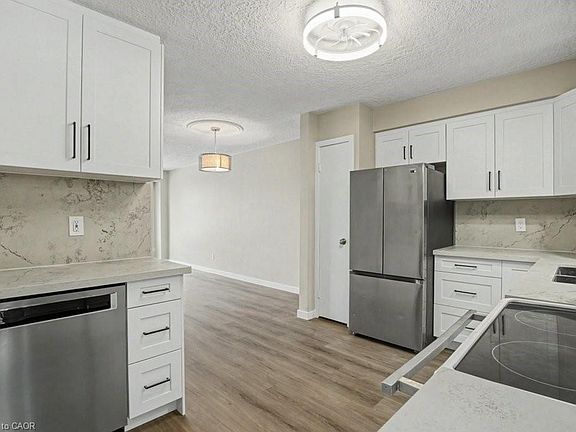 3rd image of 104 Ralgreen Cres