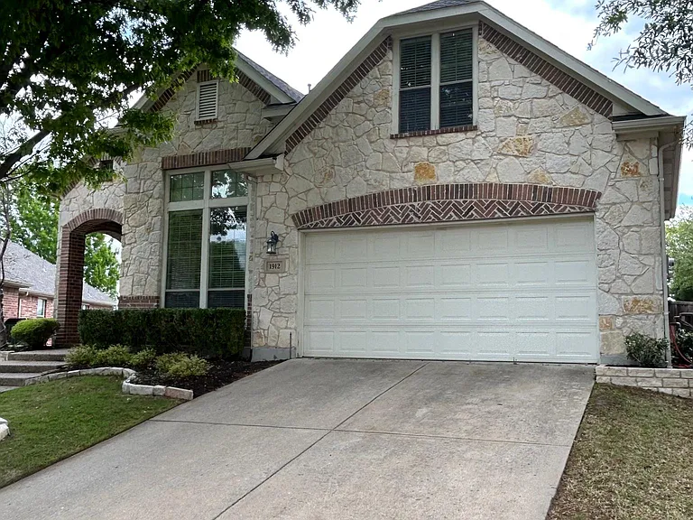 1912 Van Landingham Dr — Photo 2