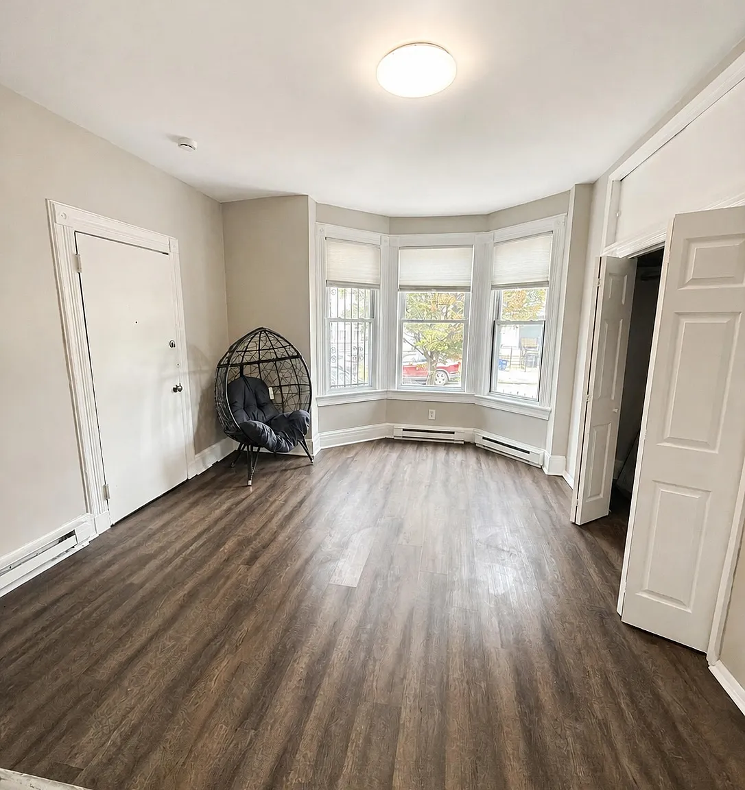3 bed, 1000 sqft, $2,400 — Photo 1