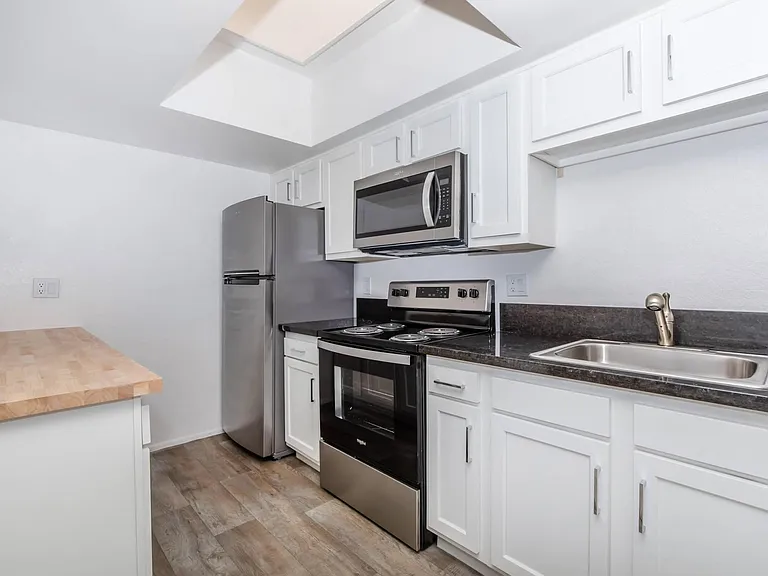 Broadmoor Apartments — Photo 5